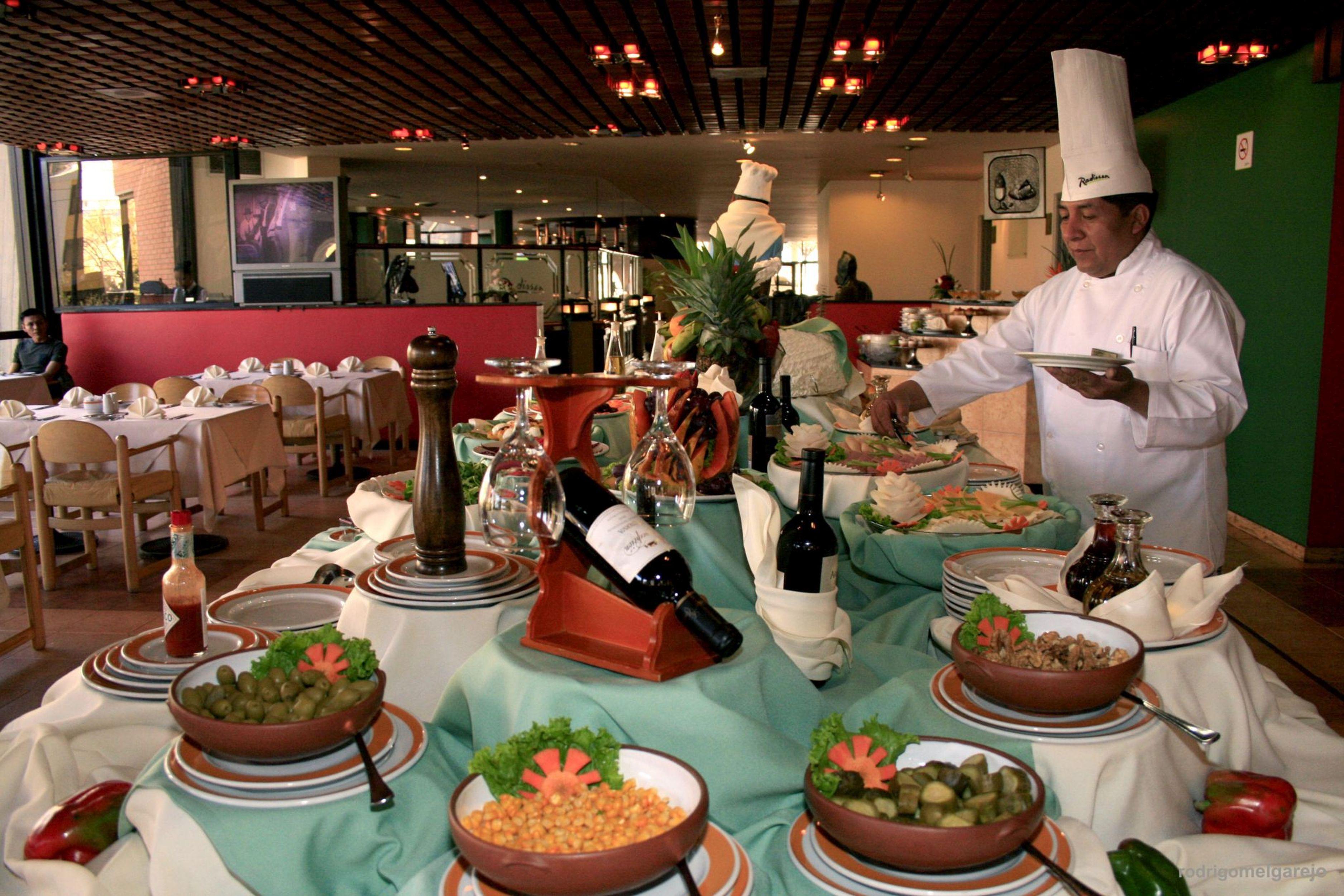 Real Plaza Hotel & Convention Center ลาปาซ ร้านอาหาร รูปภาพ